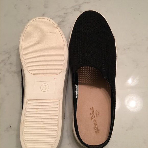 Universal Threads Sneakers - Picture 3 of 6